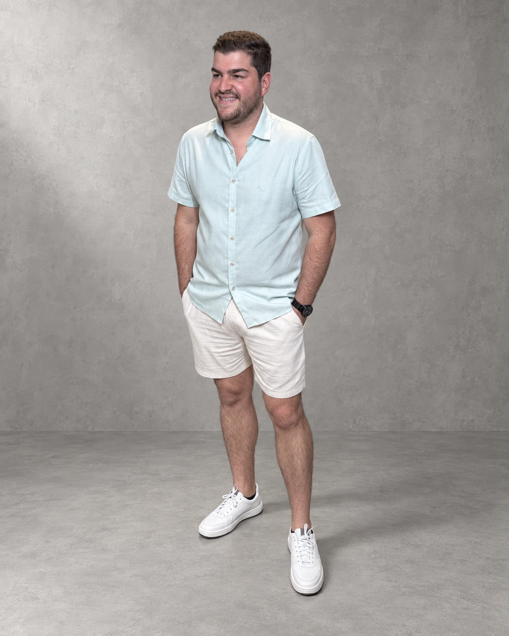 Editorial UP Lifestyle: look masculino com camisa clara em fundo de estúdio